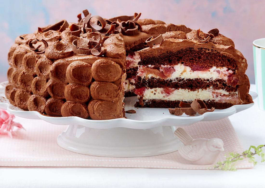Rhabarbertorte mit Schokoladen-Sahne. Rhabarbertorte mit Schokoladen-Sahne.