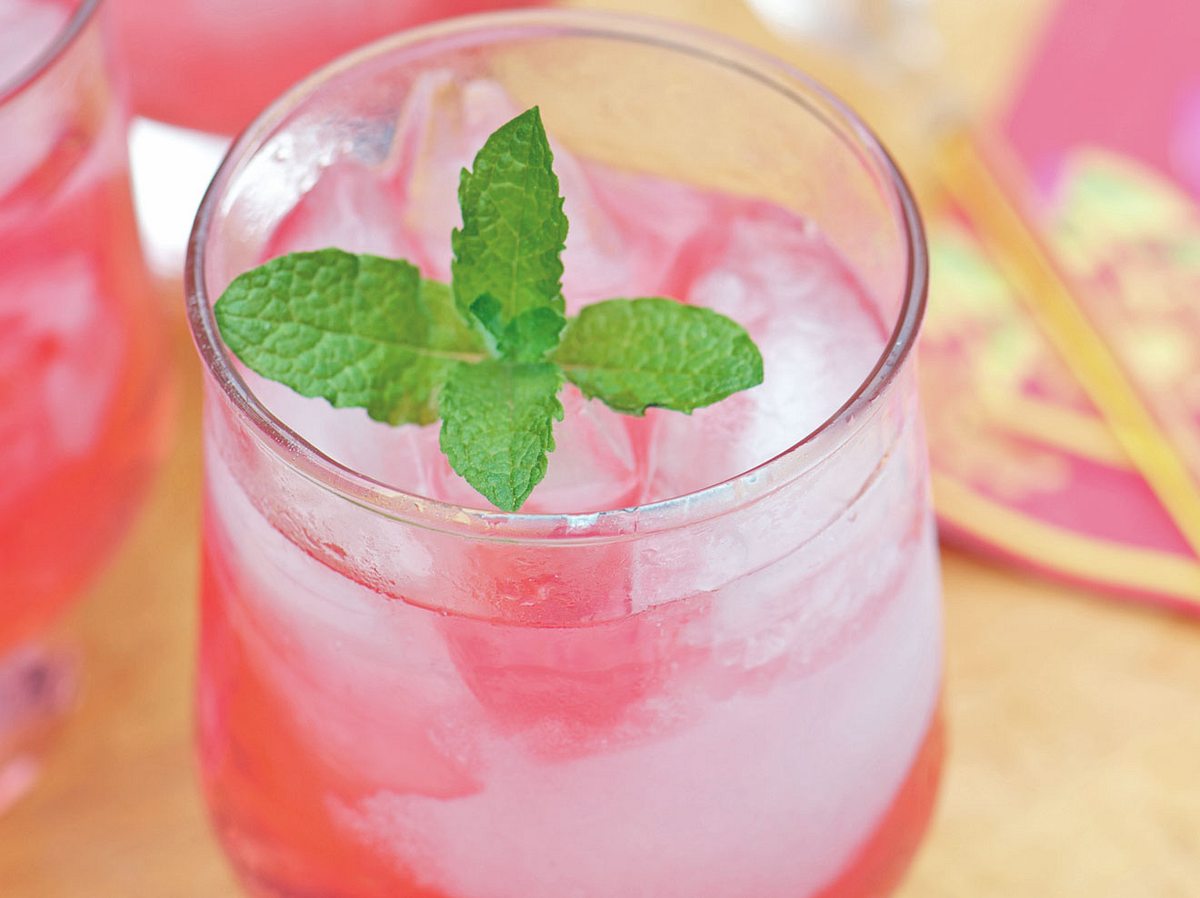 Erfrischender Cocktail: Rhabarber-Mojito.