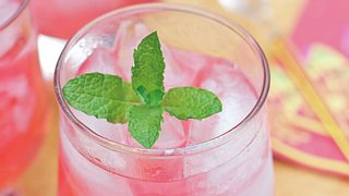 Erfrischender Cocktail: Rhabarber-Mojito. - Foto: PoppyB / iStock