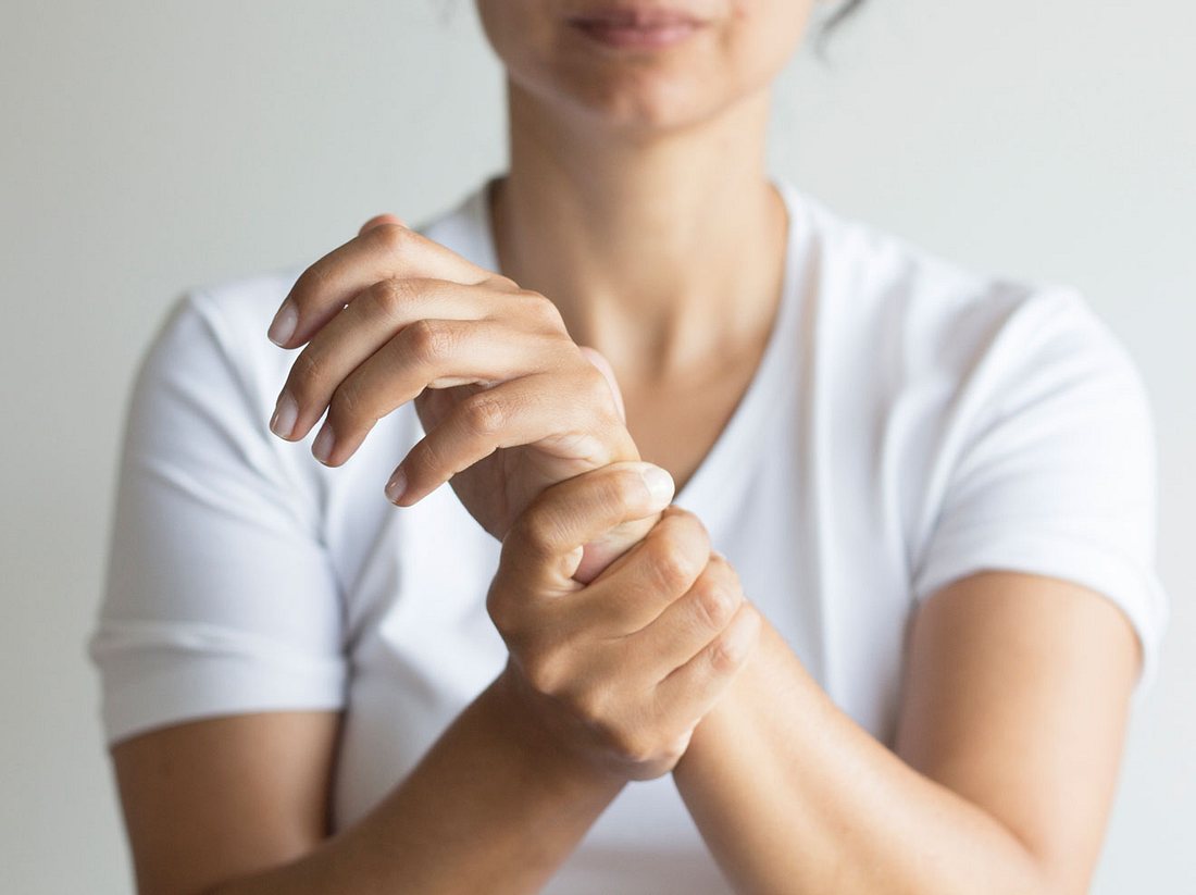Rheuma: Erste Anzeichen, Therapien & die richtige Ernährung Rheuma: Erste Anzeichen, Therapien & die richtige Ernährung