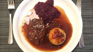 Rinderschmorbraten mit Rotkohl und Klößen - Foto: liebenswert