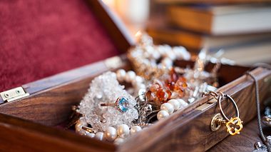 Der vermeintliche Ring lag über 30 Jahre in einem Schmuckkästchen.  - Foto: mspolina / iStock 