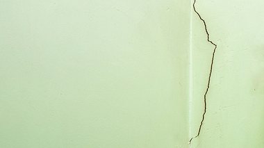 Wann und wie sollte bei Rissen in der Wand gehandelt werden? - Foto: FotoDuets / iStock