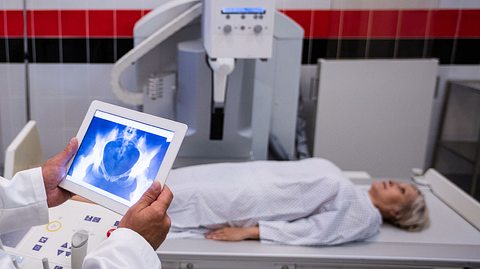 Ultraschall und MRT: Wird Röntgen bald überflüssig? - Foto: Wavebreakmedia / iStock