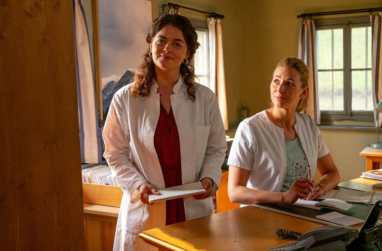 Lilli (Ronja Forcher) und Linn Kemper (Andrea Gerhard) befinden sich im Vorzimmer der Arztpraxis.