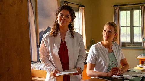 Lilli (Ronja Forcher) und Linn Kemper (Andrea Gerhard) befinden sich im Vorzimmer der Arztpraxis. - Foto: ZDF / Erika Hauri