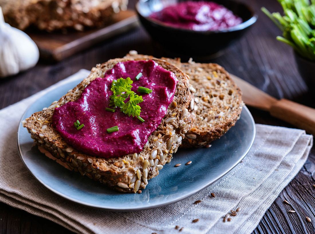 Schnell und einfach gemacht: Ein Rote-Bete-Dip mit Schafskäse. Leckerer Rote Bete-Dip mit Schafskäse.