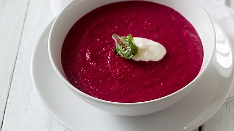 Rote-Bete-Suppe nach schlesischer Art.  - Foto: Janna Danilova / iStock