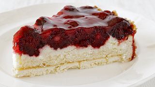 Ein Stück Rote-Grütze-Kuchen auf einem weißen Teller. - Foto: gerenme / iStock