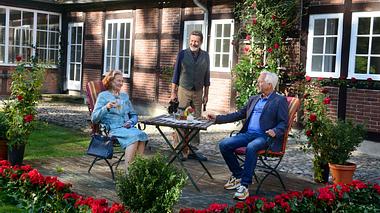 Brigitte Antonius und Gerry Hungbauer mit Hermann Toelcke - Foto: ARD / Nicole Manthey