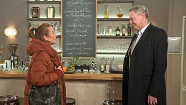 Carla steht in ihrem Restaurant plötzlich Veit Brandauer gegenüber (Szenenbild) - Foto: ARD/Nicole Manthey