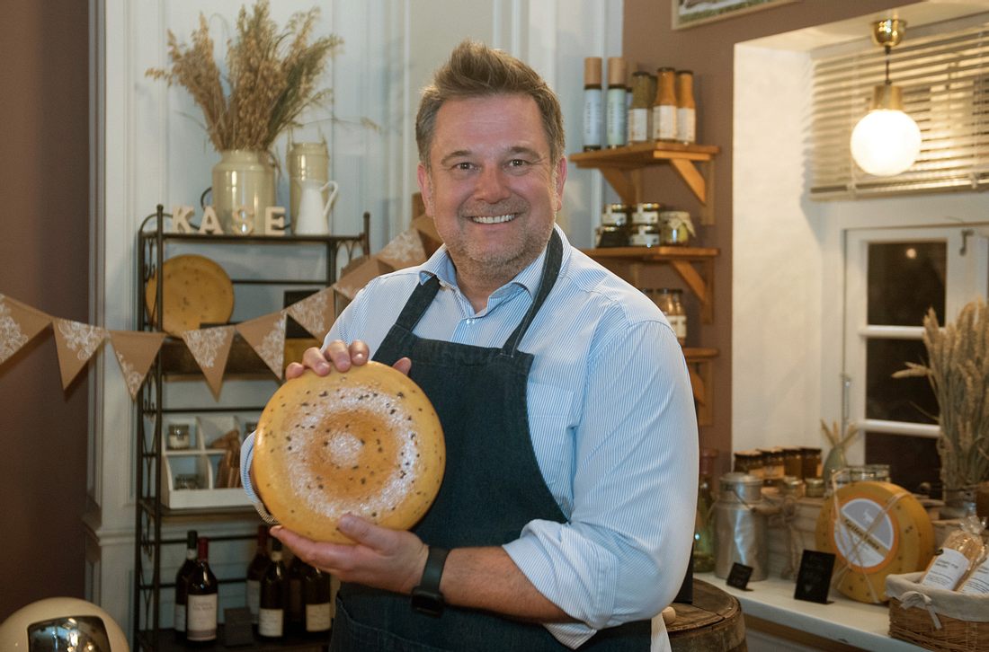 Dirk Hartkopf spielt seit Staffel 17 die Nebenrolle 'Käse-Werner'. Dirk Hartkopf als Käse-Werner bei 'Rote Rosen'.