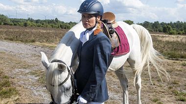 Eva manipuliert Sonjas Pferd. - Foto: ARD / Nicole Manthey