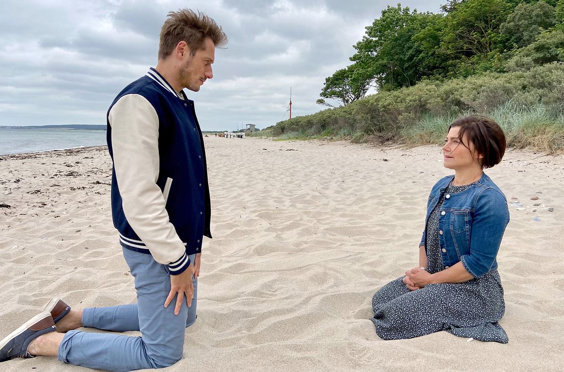 Alex macht Astrid einen spontanen Heiratsantrag am Strand.