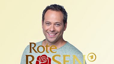 Daniel Hartwig als Leo vor einem schlichten Hintergrund mit Rote Rosen-Logo - Foto: ARD/Thorsten Jander (Bearbeitung und Montage: Liebenswert)
