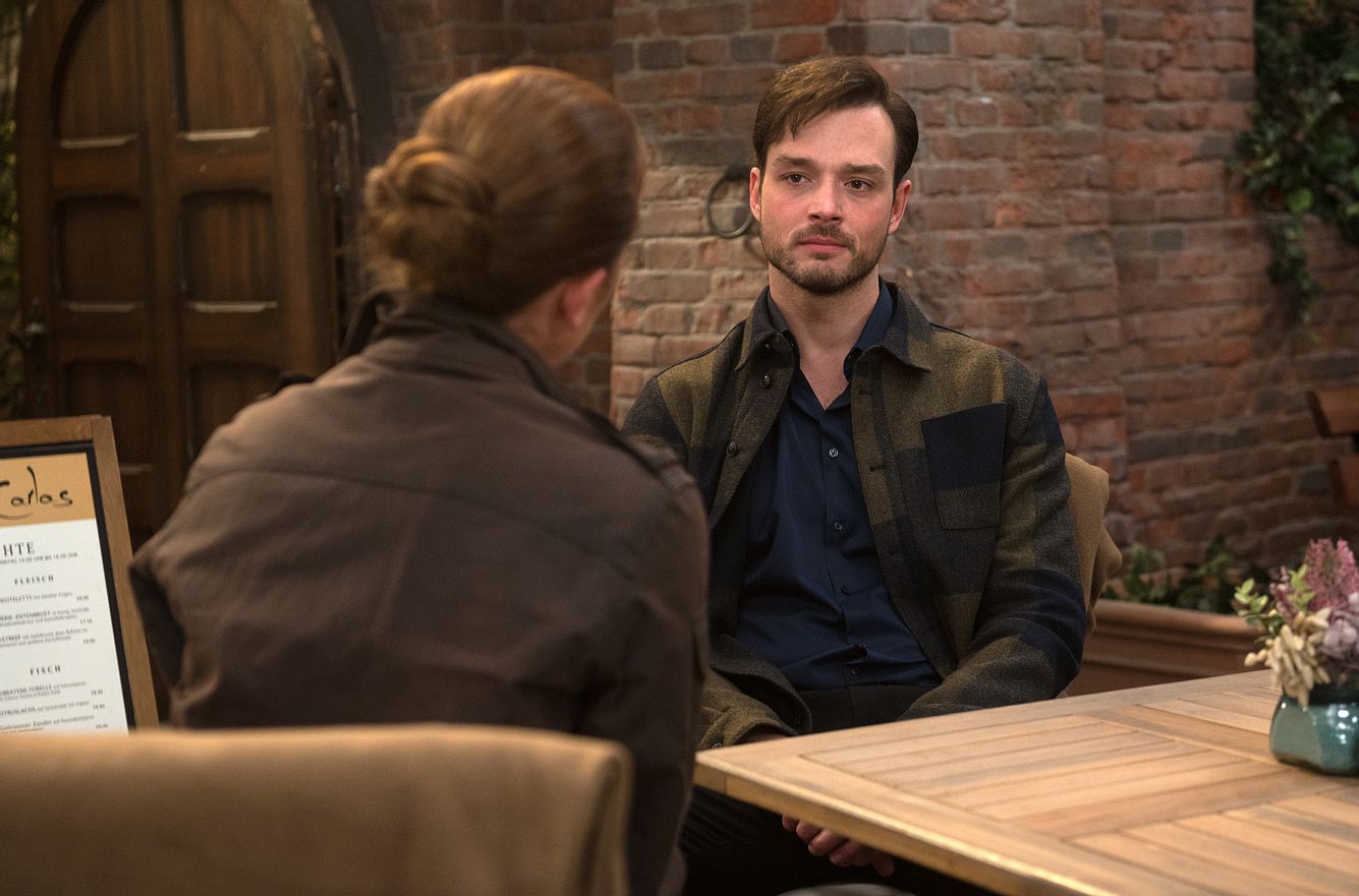 Philip (Marc Schöttner, r.) gesteht Carla (Maria Fuchs, l.) dass er sich mit seiner Pleite vor ihr schämt. Philip (Marc Schöttner, r.) gesteht Carla (Maria Fuchs, l.) dass er sich mit seiner Pleite vor ihr schämt.