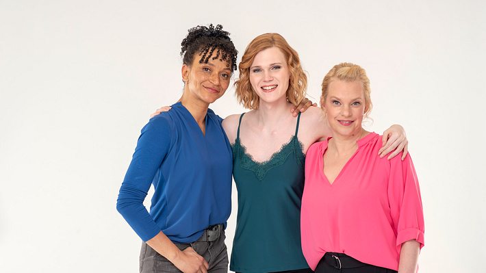 Sara Masuch (l.), Lucy Hellenbrecht (M.) und Theresa Hübchen (r.) übernehmen in der Daily Novela „Rote Rosen“ die Rollen der Anette Roth, der Nici Reichard und der Sandra Reichard.  - Foto: ARD/Thorsen Jander