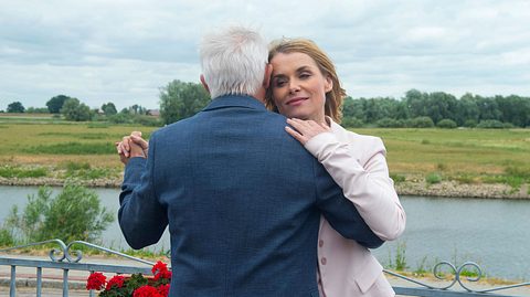 Kuss Eva und Thomas - Foto: ARD / Nicole Manthey