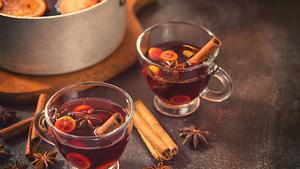 Klassischen Glühwein selber machen: So gehts. - Foto: kajakiki / iStock