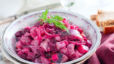 Das Rezept für roten Heringssalat. - Foto: Ann_Zhuravleva / iStock