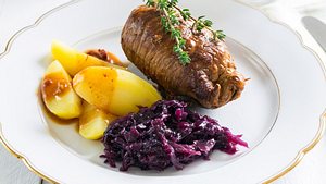 Mit diesem Rezept für Rouladen wird das Fleisch schön saftig. - Foto: 8vFanI / iStock