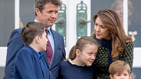 Prinz Frederik, Prinzessin Mary und ihre Kinder mussten von Familienhund Ziggy Abschied nehmen. - Foto: Patrick van Katwijk / Getty Images