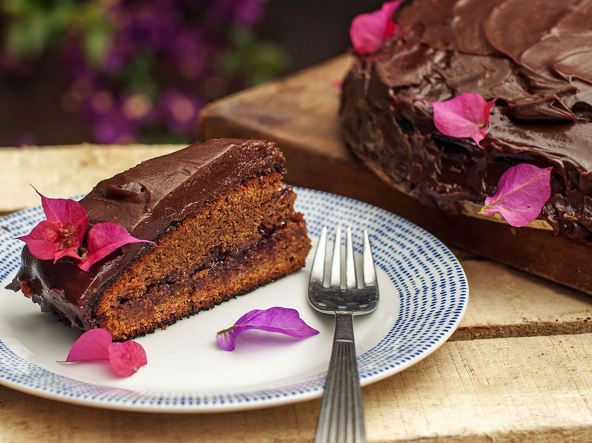 Selbst gebackene Sachertorte passt zu vielen Gelegenheiten.