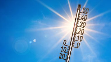 Ein Thermometer in der Sonne.  - Foto: iStock / Xurzon