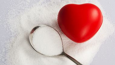 Löst zu viel Salz wirklich Bluthochdruck aus? - Foto: idildemir / iStock