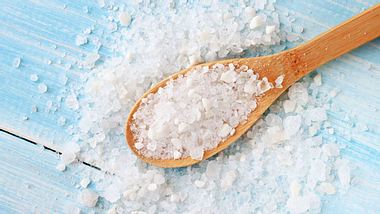 Salz: Überraschende Haushaltstipps mit dem weißen Gold - Foto: Anna-Ok / iStock
