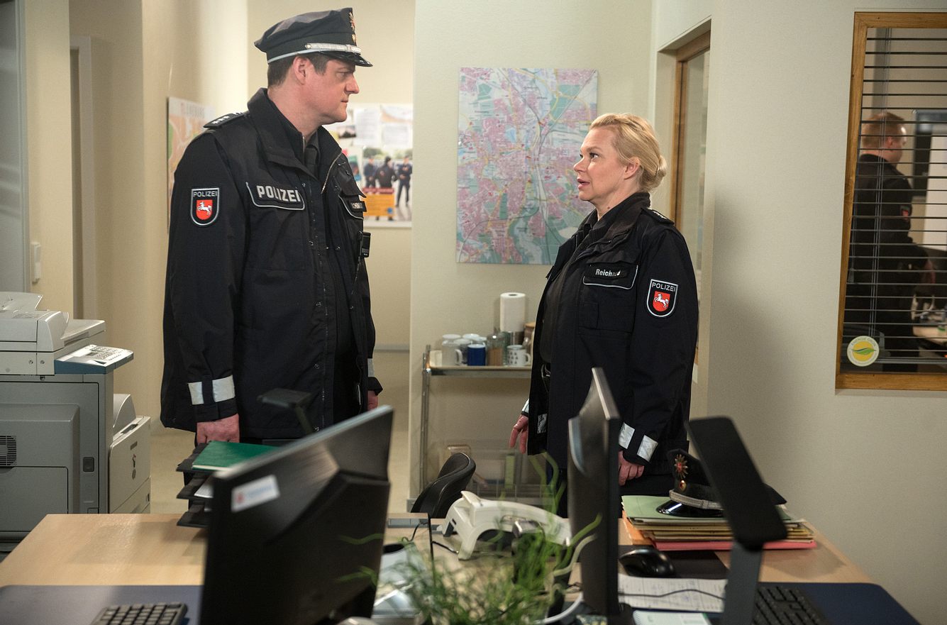 'Rote Rosen'-Folge 3577: Sandra (gespielt von Theresa Hübchen, r.) ist irritiert, als Bernd (gespielt von Tim Olrik Stöneberg, links) sie bei einem Einsatz außen vor lassen will.