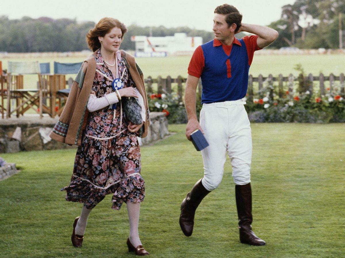 Prinz Charles trifft sich mit Lady Sarah Spencer.