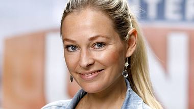 Sarah Stork am Set der RTL-Serie Unter uns im Jahr 2019. - Foto: IMAGO / Future Image