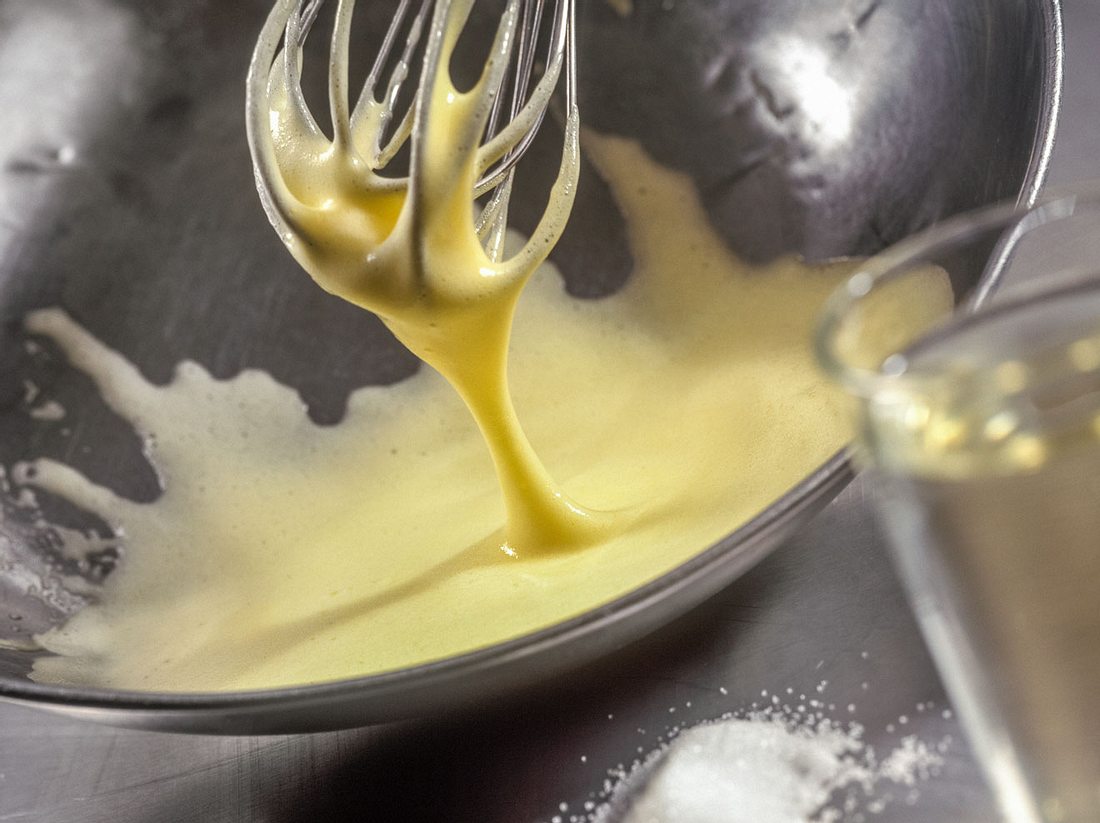 Verrühren Sie die Eiermasse in einer Metallschüssel und setzen Sie sie
anschließend auf das Wasserbad. Sauce Hollandaise kalorienarm