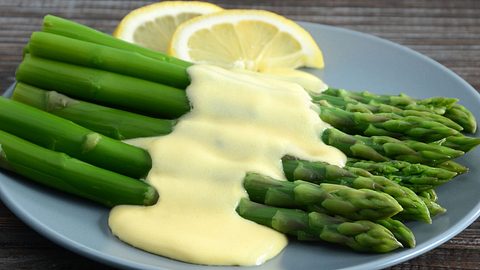 Kalorienarme Sauce Hollandaise - Foto: sbossert / iStock