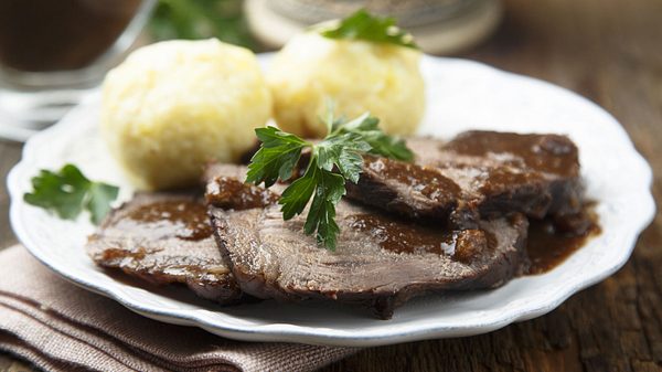 Leckerer Sauerbraten mit Knödeln. - Foto: Mariha-kitchen / iStock