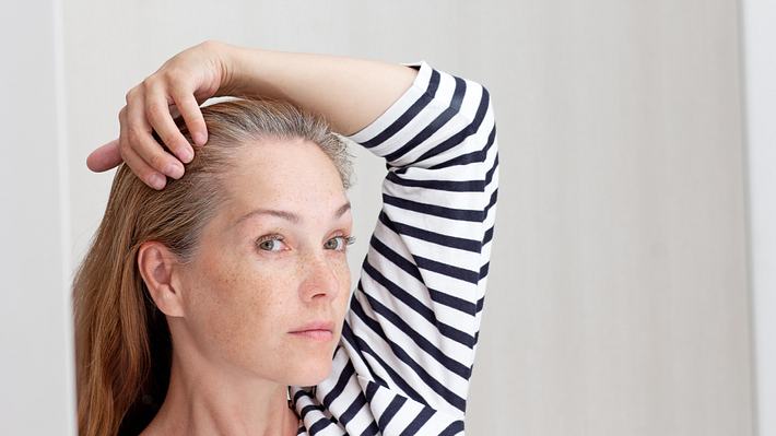 schaumtönung graue haare - Foto: iStock/Tatiana Foxy