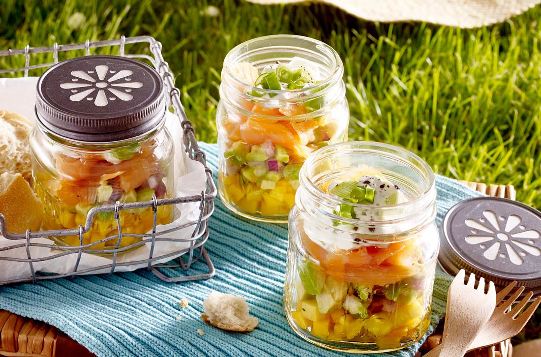 Schichtsalat mit Lachs und Avocado Schichtsalat mit Lachs und Avocado