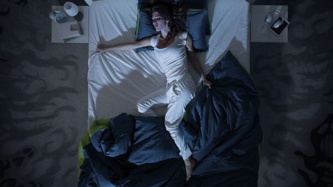 Frau schläft im Bett. - Foto: demaerre / iStock