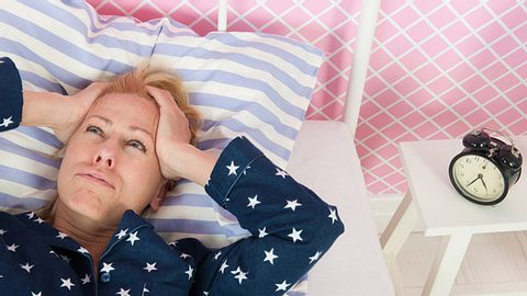 Schlechter Schlaf im Alter: Das sind die Ursachen.  - Foto: IvonneW / iStock
