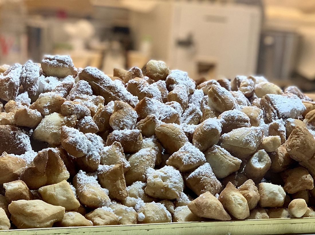 Mhmmm, lecker! Schmalzkuchen, die süße Versuchung vom Weihnachtsmarkt, können Sie auch selbst backen. Mhmmm, lecker! Schmalzkuchen, die süße Versuchung vom Weihnachtsmarkt, können Sie auch selbst backen.