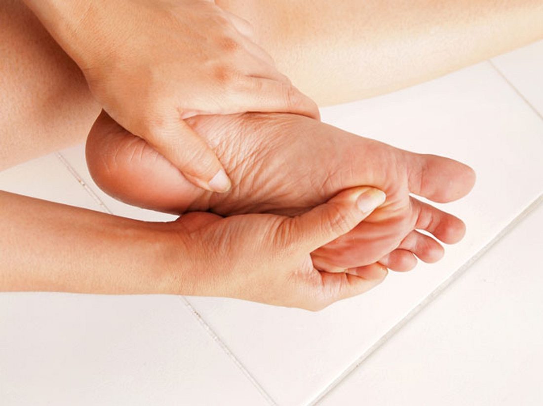 Schmerzende Füße: Wie Sie Hühneraugen, Druckstellen und Co. behandeln