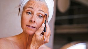 Unsere Schminktipps sind für Frauen mit grauen Haaren sehr hilfreich. - Foto: wundervisuals / iStock