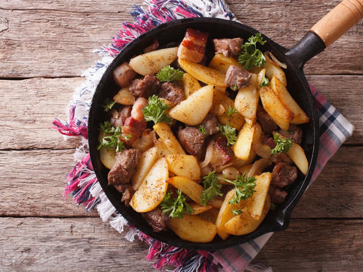 Die Kartoffel-Steak-Pfanne eignet sich ideal als leckeres Abendessen.