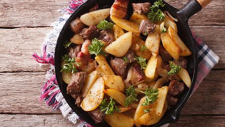 Die Kartoffel-Steak-Pfanne eignet sich ideal als leckeres Abendessen. - Foto: ALLEKO / iStock