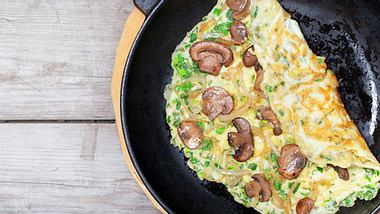 Schnelle Gerichte: Champignon-Omeletts mit Schinken. - Foto: YSedova / iStock