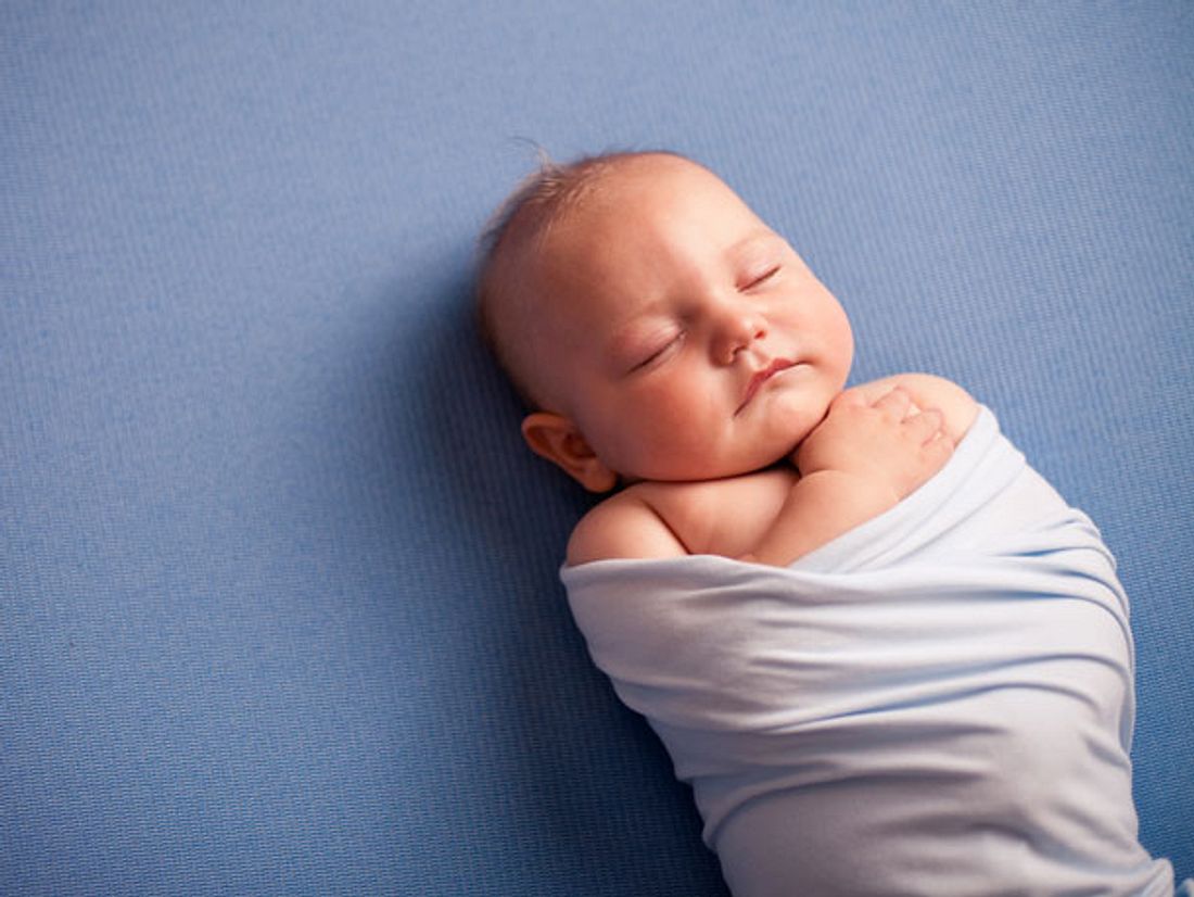 Ein Baby fühlt sich eingemummelt besonders sicher - dieses Prinzip lässt sich
auf Kinder jeden Alters anwenden. Schneller einschlafen: Ein gepucktes Baby fühlt sich sicher.