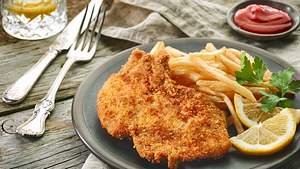 Schnitzel Wiener Art mit Pommes.  - Foto: Magone / iStock