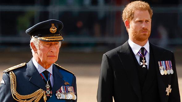 König Charles III. und Prinz Harry. - Foto: Jeff J Mitchell / Staff / Getty Images