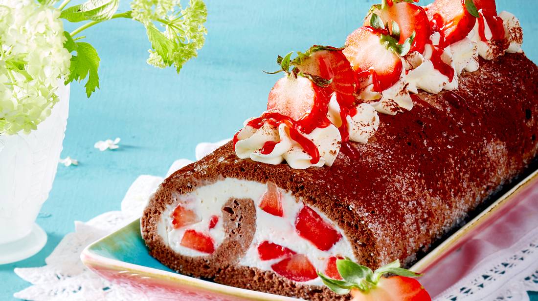 Schoko-Biskuitrolle mit Erdbeeren. Schoko-Biskuitrolle mit frischen Erdbeeren.
